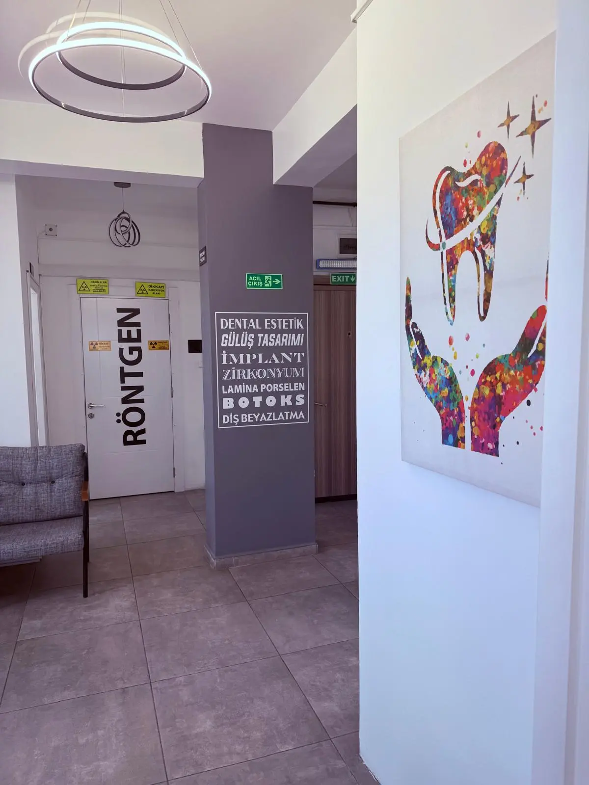 Özel diş kliniğimizin kabini ve güvenilir izlenim fotoğrafı